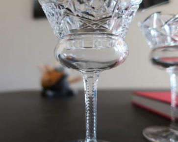 Magnifique service de verres en cristal de Baccarat modèle Lagny, 63  pièces. - Dans de beaux draps