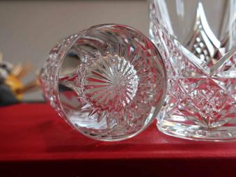 Estampille baccarat sous le verre