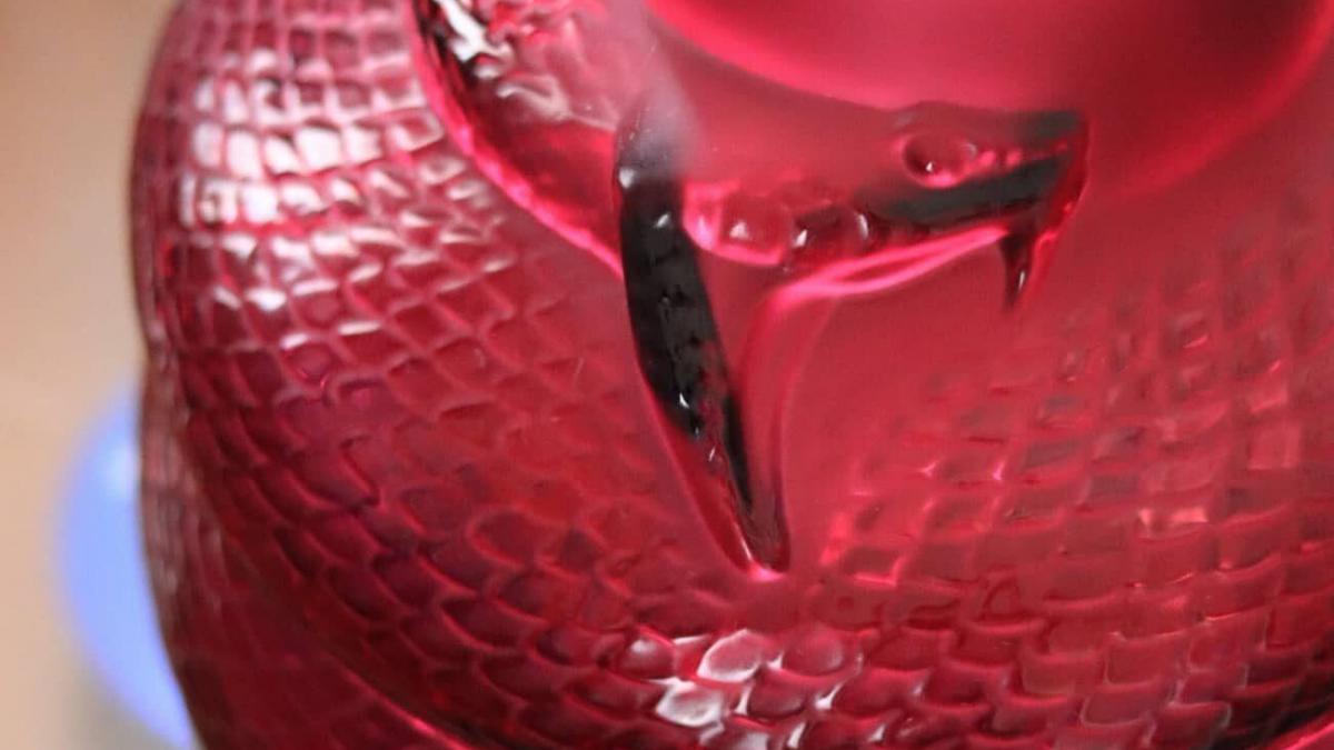 Partenaire Vessière cristaux. Vase serpent rouge, Lalique